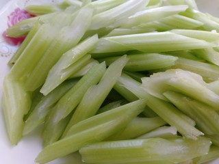 2、西芹炒虾仁,斜切段。