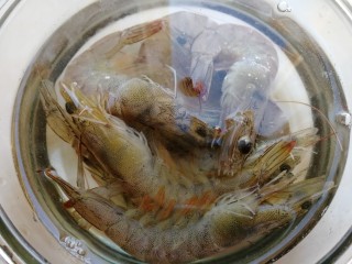 3、西芹炒虾仁,鲜明虾洗干净。