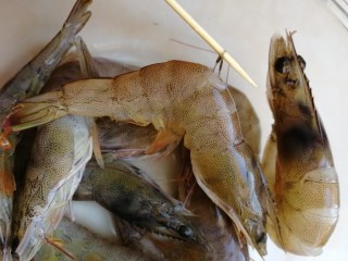 4、西芹炒虾仁,挑虾线。