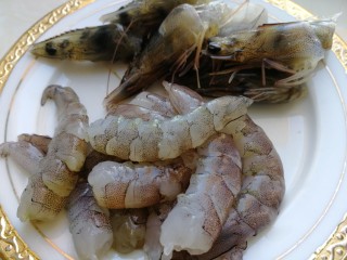 5、西芹炒虾仁,去壳，去头，虾头留着。