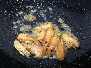 7、西芹炒虾仁,文火炒香炒出红油。