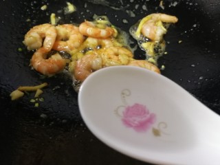 11、西芹炒虾仁,加一勺白酒，文火烹香去腥。