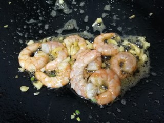 10、西芹炒虾仁,文火把虾仁炒变色。