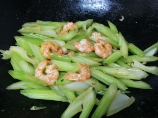 14、西芹炒虾仁,文火翻炒均匀。