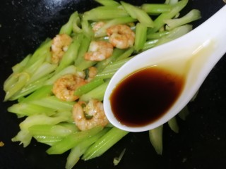 15、西芹炒虾仁,加半勺生抽，文火炒匀提鲜。