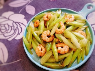 17、西芹炒虾仁,盛盘。清淡小炒。