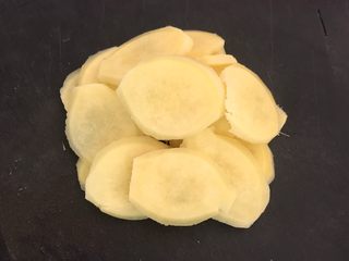 5、红烧鱼,把鲜姜切成小片