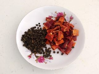 8、红烧鱼,干红辣椒和花椒粒