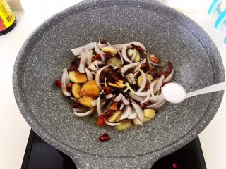 12、红烧鱼,加入精盐