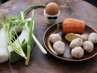 1、墨鱼丸子冬瓜木耳煲,首先备齐所有的食材。