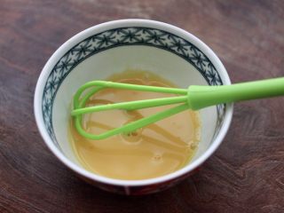 2、墨鱼丸子冬瓜木耳煲,鸡蛋打散备用。