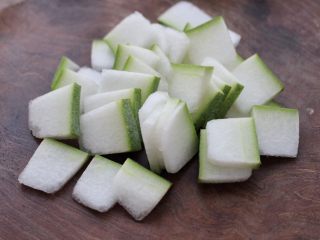 3、墨鱼丸子冬瓜木耳煲,冬瓜洗净后切成薄片。