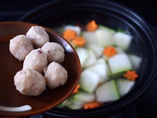 8、墨鱼丸子冬瓜木耳煲,这个时候加入墨鱼丸子。