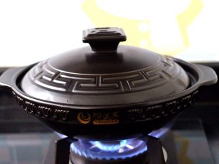 11、墨鱼丸子冬瓜木耳煲,盖上锅盖大火煮沸后转小火慢慢炖煮10分钟左右。