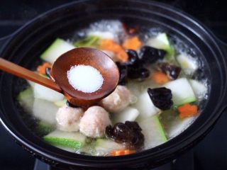 10、墨鱼丸子冬瓜木耳煲,根据个人口味，加入适量的盐调味。