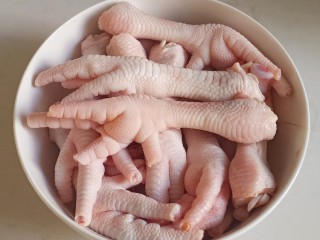 1、无骨蒜香鸡爪,买的冷冻鸡爪解冻，剪去指甲，清水冲去表面的血水