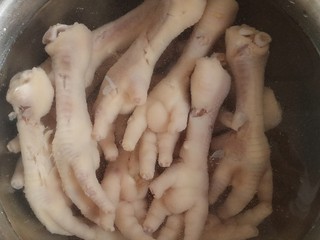 5、无骨蒜香鸡爪,鸡爪捞出投入冰水中浸泡，便于脱骨。