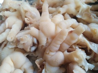 8、无骨蒜香鸡爪,用同样的方法把其余四个爪子尖也去骨。都去骨后再用清水洗干净沥干水分