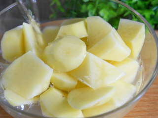 2、美味营养成功率高的一道家常汤品,土豆去皮,切连刀快,再用清水泡去多余淀粉