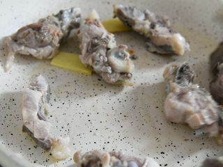 6、美味营养成功率高的一道家常汤品,油锅爆香姜片,倒入小排,中火煸炒去小排水分