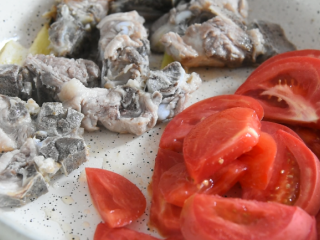 7、美味营养成功率高的一道家常汤品,将小排推去一边,倒入番茄