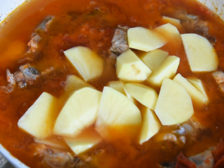 9、美味营养成功率高的一道家常汤品,倒入土豆