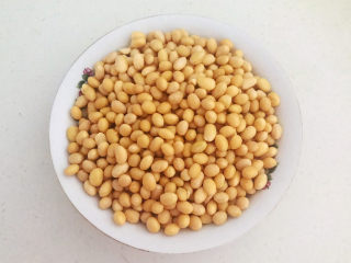 2、黄豆炖猪脚,把泡发好的黄豆捞出来，沥干水份备用