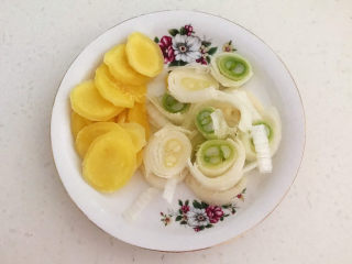 3、黄豆炖猪脚,大葱切成葱花，鲜姜切成小片