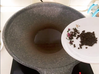 6、黄豆炖猪脚,炒锅烧热后加入大豆色拉油，油烧热后加入花椒粒，煸炒出香味