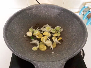 7、黄豆炖猪脚,加入葱姜，炒出香味