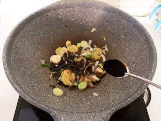 10、黄豆炖猪脚,加入生抽，翻炒均匀