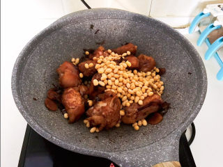 14、黄豆炖猪脚,加入泡发好的黄豆