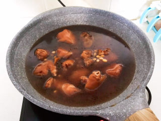 16、黄豆炖猪脚,加入开水，水量没过食材