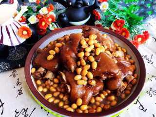 23、黄豆炖猪脚,黄豆炖猪脚营养丰富，满满的胶原蛋白，猪脚软糯鲜香，黄豆吸足了汤汁的鲜味，味道美极了~