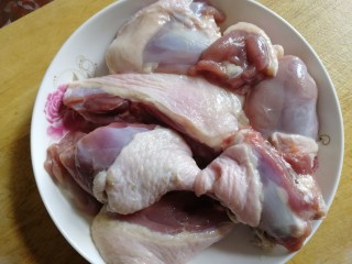 1、老鸭煲,老鸭斩成小块，凉水里洗干净。