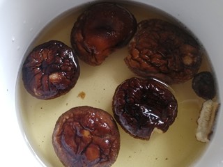 3、老鸭煲,香菇温水泡发。