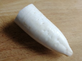 5、老鸭煲,半个白萝卜洗净。