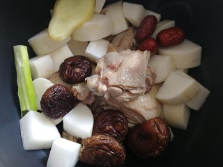 8、老鸭煲,以上食材放入锅内。