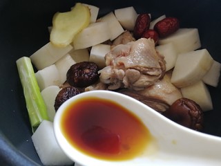 10、老鸭煲,半汤匙生抽。