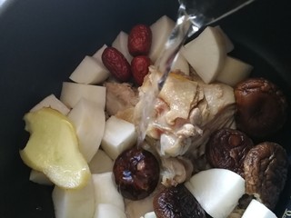 11、老鸭煲,倒入开水。