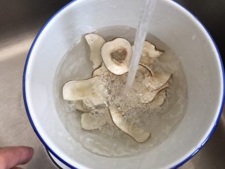 5、响螺虫草花老鸽汤,海底椰片洗干净备用