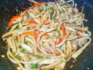 9、低脂低卡的手撕杏鲍菇,翻炒均匀即可。