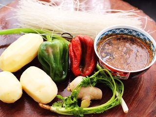 1、土鸡土豆粉条一锅炖,首先把配菜准备好。