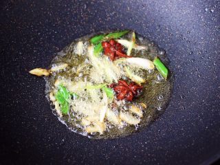 6、土鸡土豆粉条一锅炖,锅烧热后，倒入花生油烧至六成热时，放入八角小火慢慢炸香，再爆香葱姜丝。