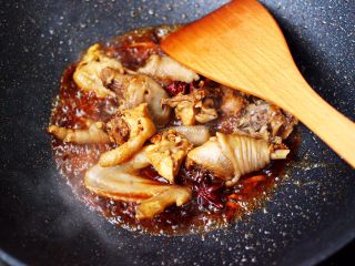 8、土鸡土豆粉条一锅炖,倒入卤肉汤，继续翻炒一会儿。