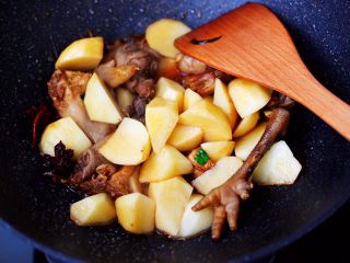 9、土鸡土豆粉条一锅炖,加入切块的土豆，大火继续翻炒片刻。