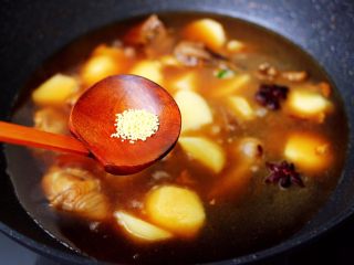 12、土鸡土豆粉条一锅炖,再加入鸡精增加口感。