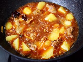 14、土鸡土豆粉条一锅炖,看见锅中汤汁，变得越来越浓稠，粉条变得透明的时候。