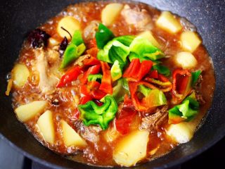 15、土鸡土豆粉条一锅炖,放入切块的青红辣椒。