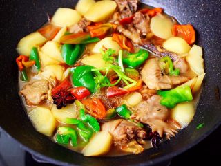 16、土鸡土豆粉条一锅炖,大火翻炒至青红辣椒，断手变色，撒上香菜段即可。